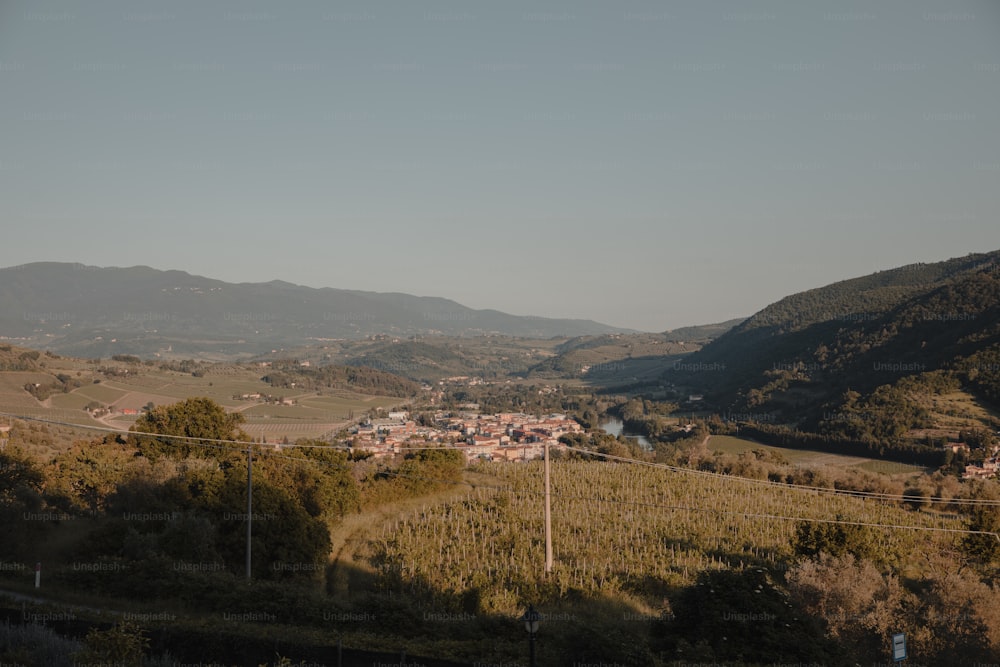 Una vista de un pequeño pueblo en las montañas