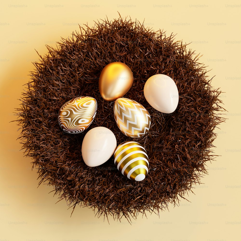 um grupo de ovos sentados em cima de uma pilha de grama