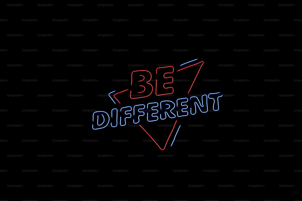 Un'insegna al neon che dice Be Different