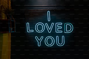 Un'insegna al neon che dice I loved you