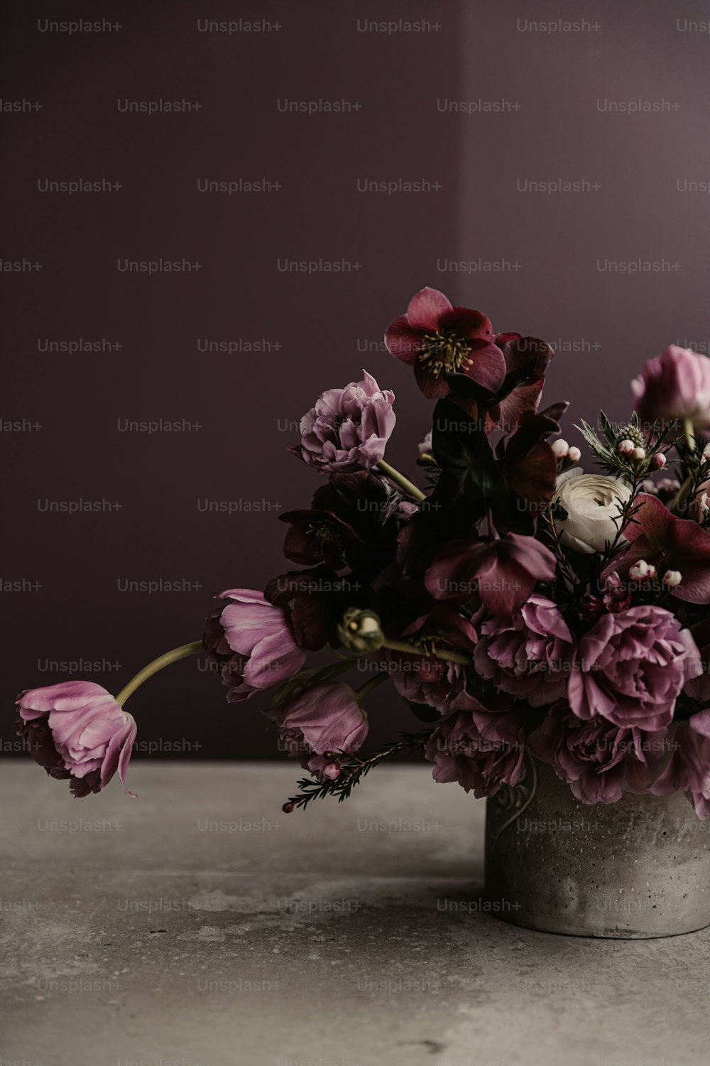 un bouquet de fleurs qui sont dans un vase
