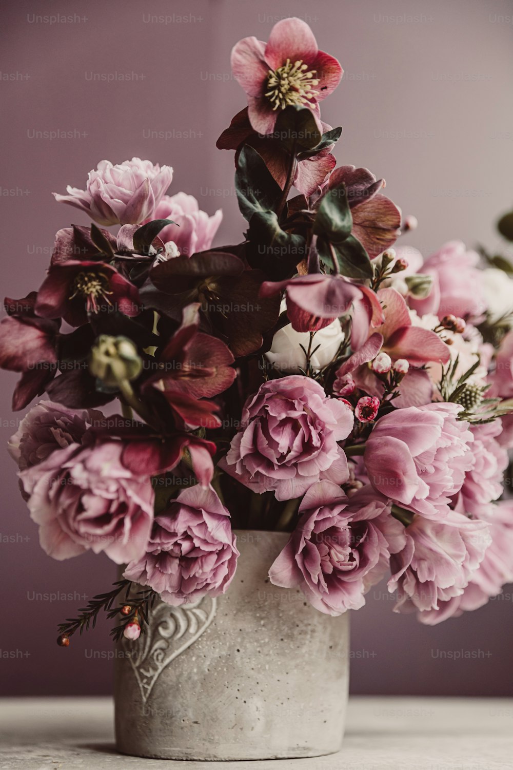 um vaso cheio de muitas flores em cima de uma mesa