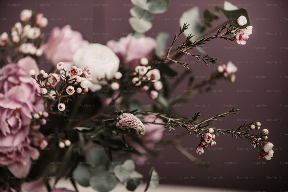 テーブルの上にたくさんの花が詰まった花瓶