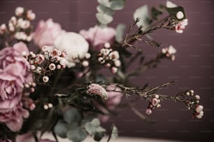 eine Vase gefüllt mit vielen Blumen auf einem Tisch