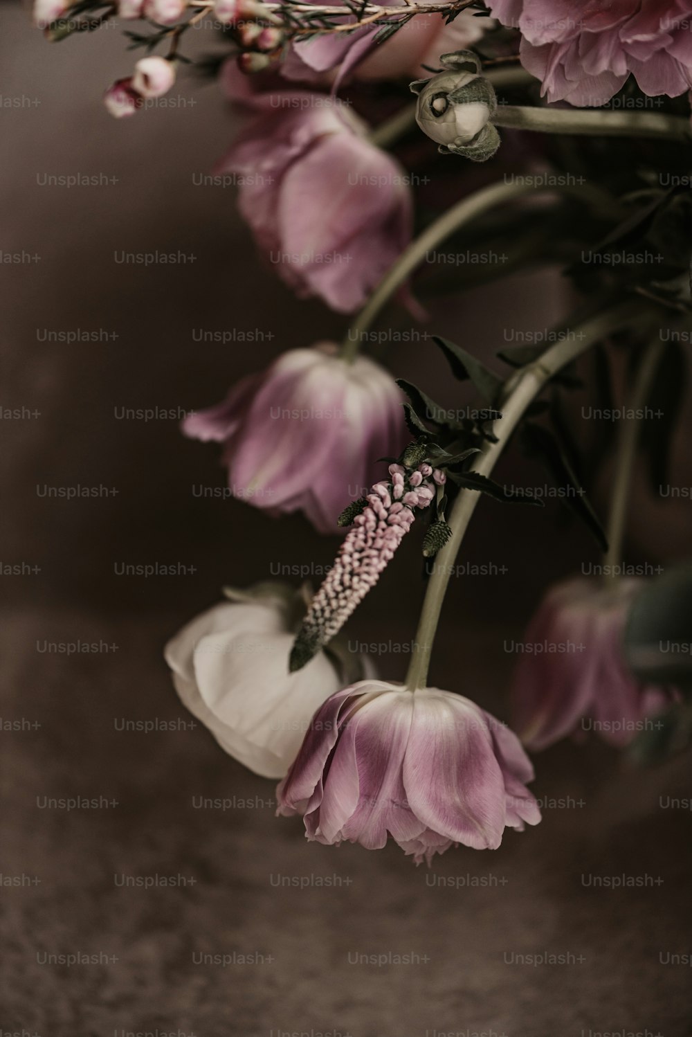 un ramo de flores que están en un jarrón