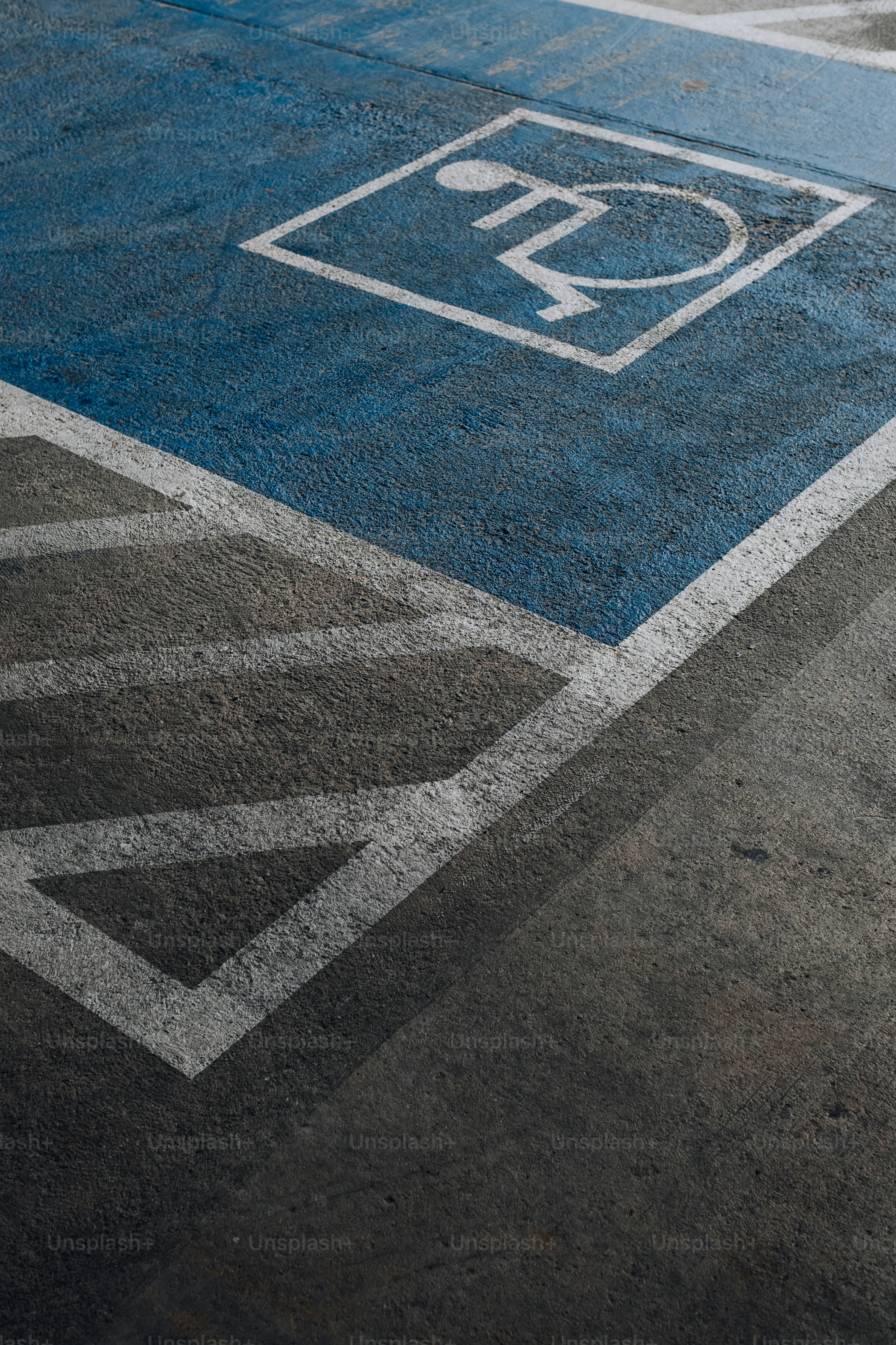 a parking sign on the side of a parking lot