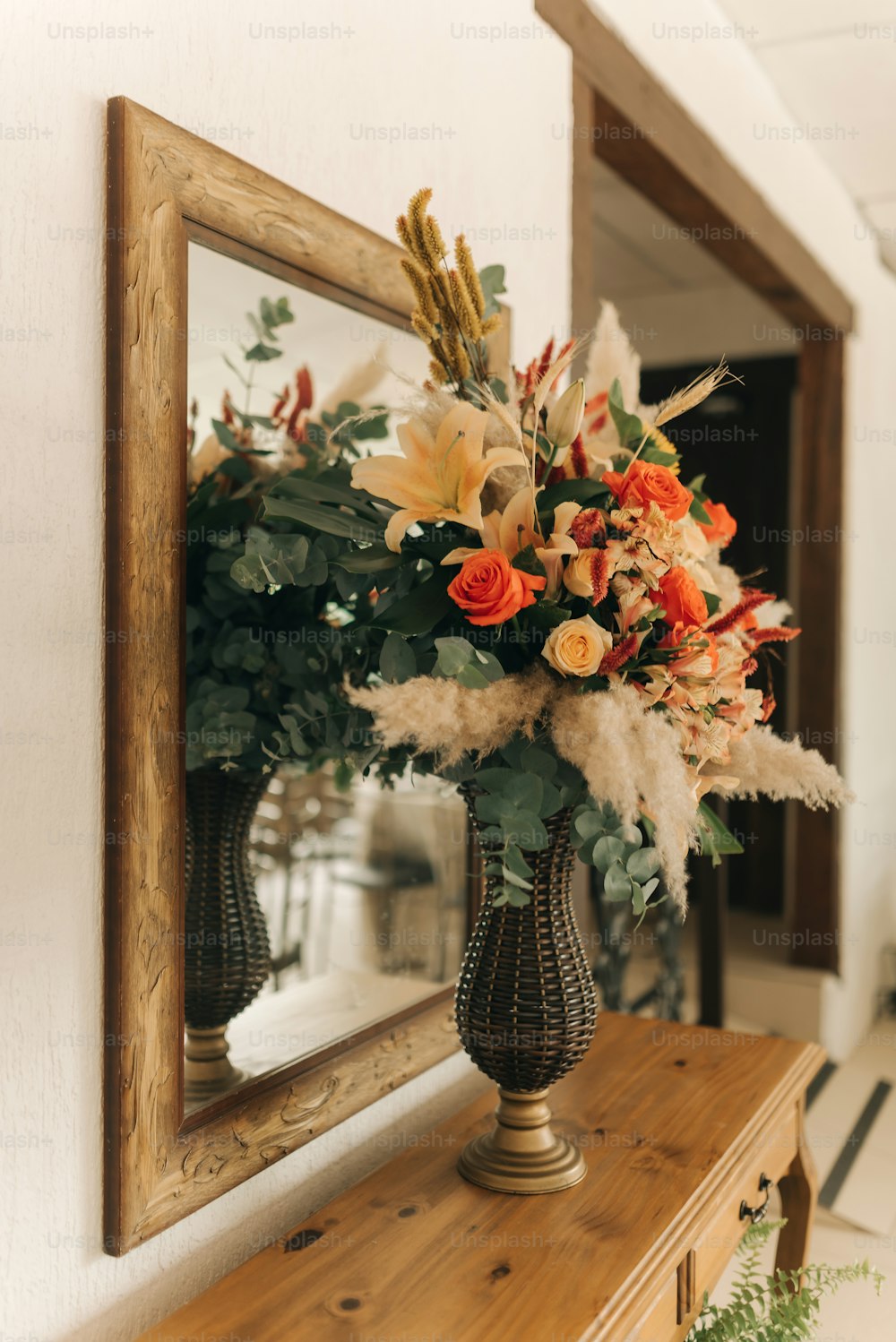 un vaso pieno di fiori seduto sopra un tavolo di legno