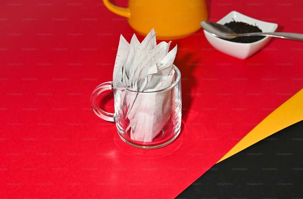 una tazza di tè e un cucchiaio su un tavolo