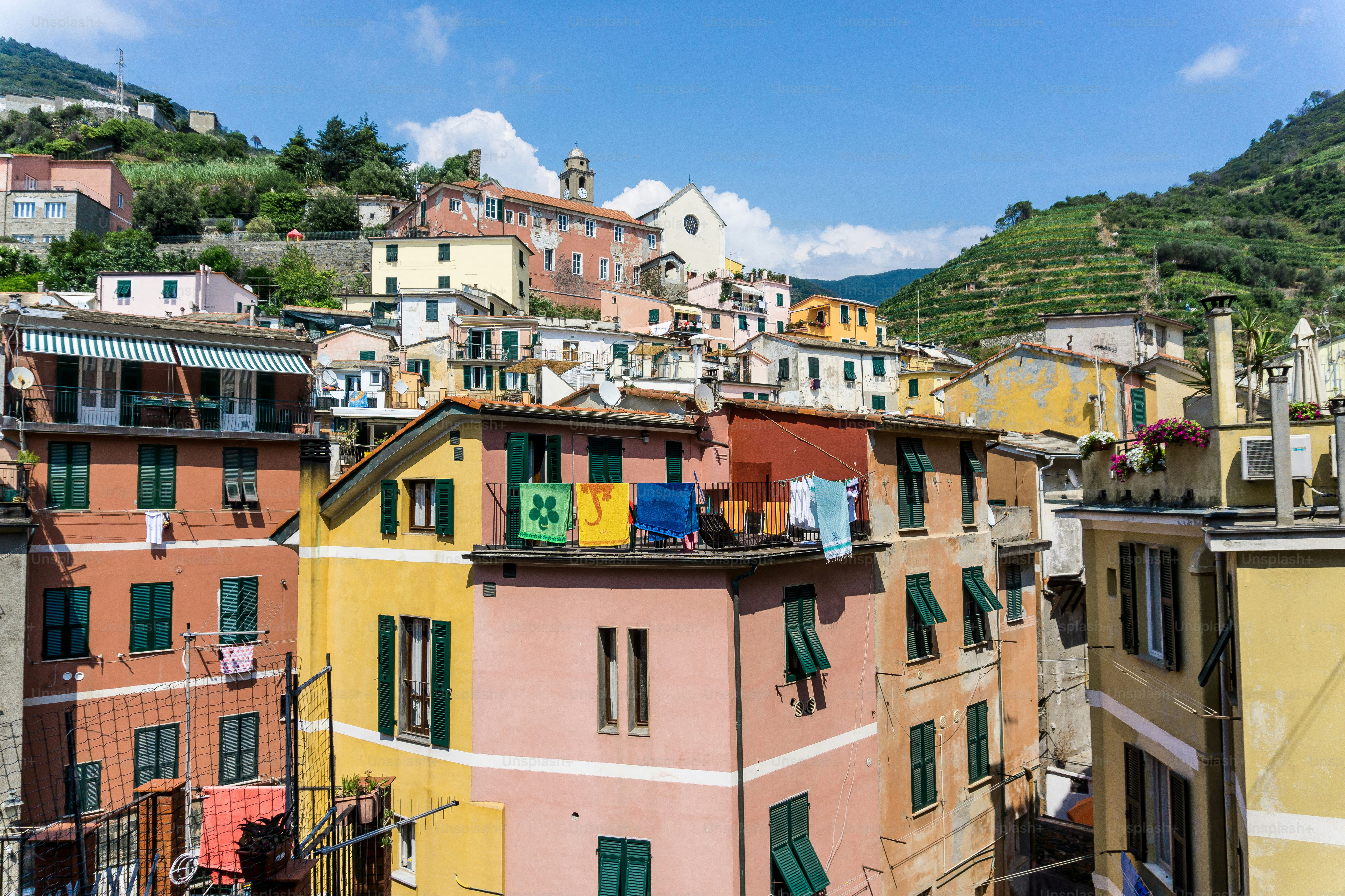 Un grupo de edificios con ropa colgando de las ventanas