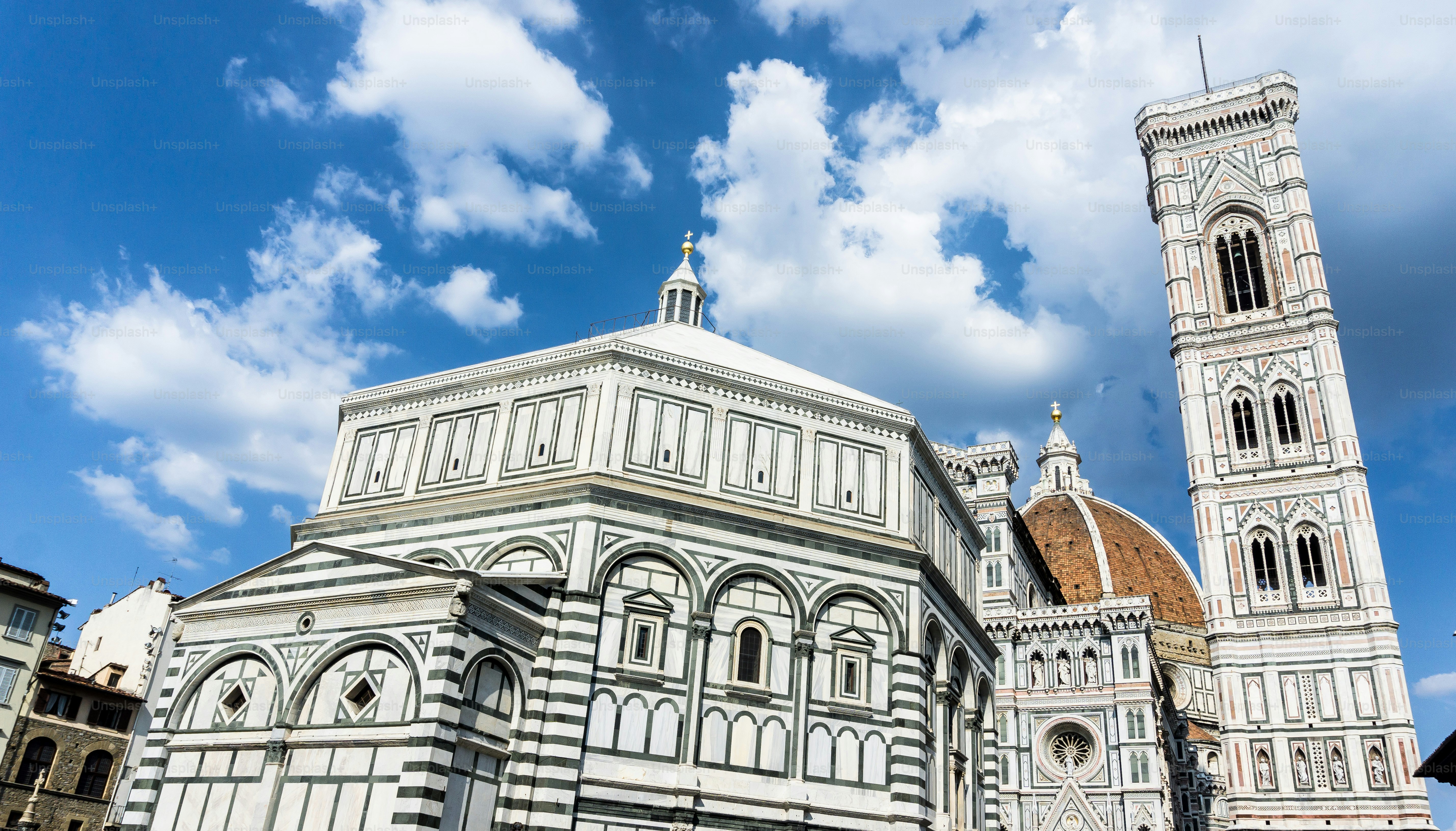 Un gran edificio blanco con una torre del reloj
