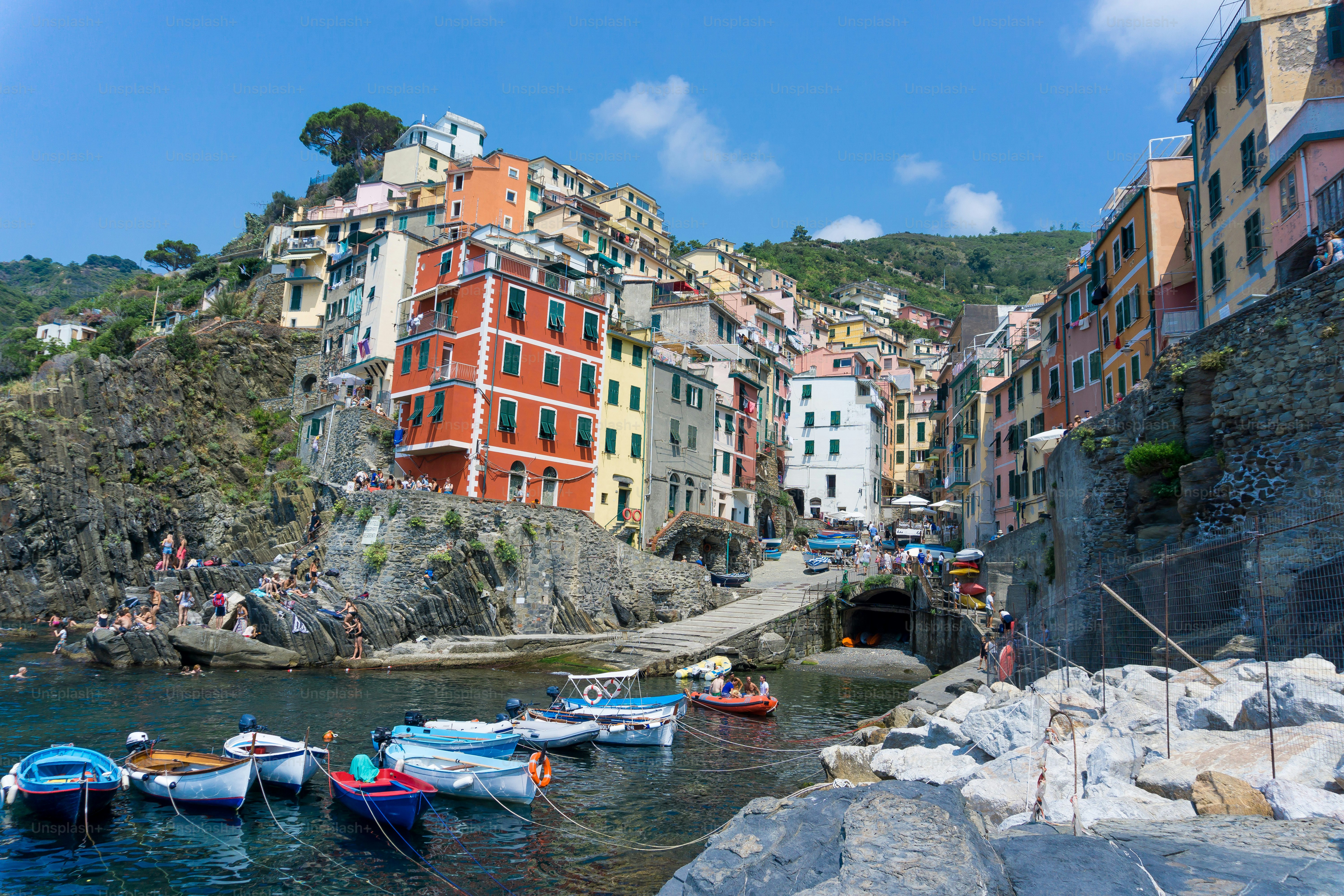 Un grupo de barcos flotando sobre un cuerpo de agua