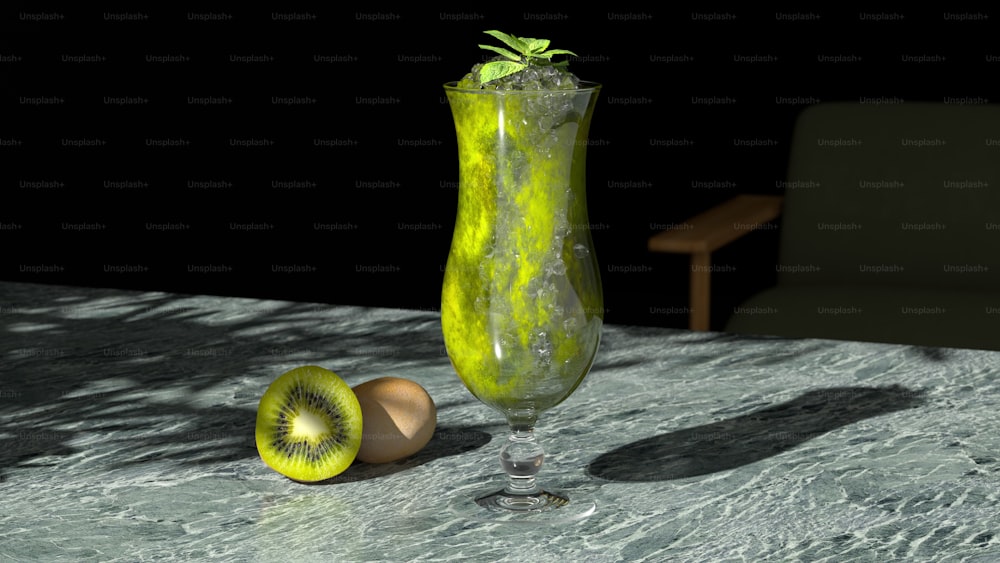 uma bebida verde com uma fatia de kiwi em uma mesa
