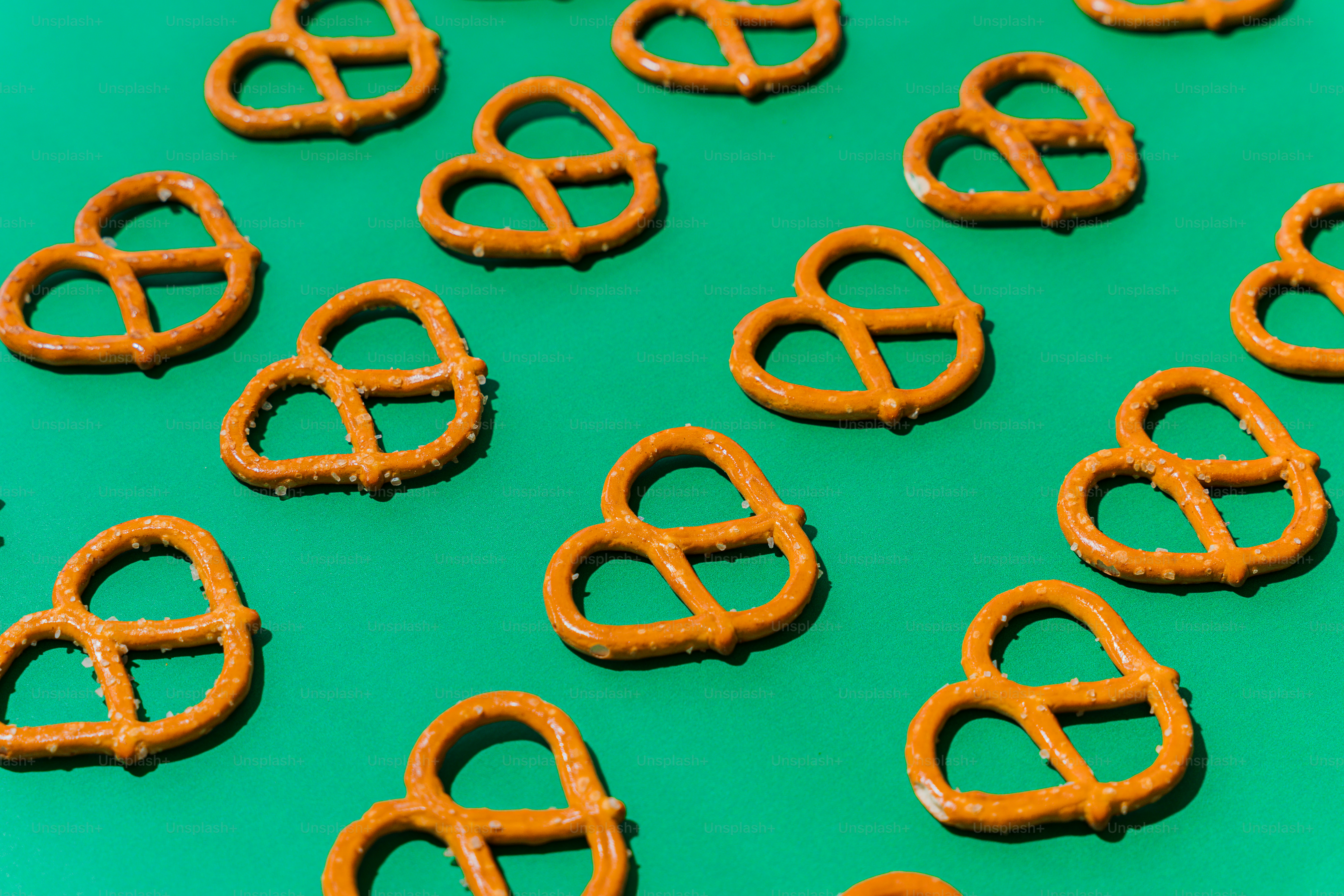 une table verte surmontée de nombreux bretzels