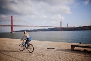 Une femme à vélo près d’un plan d’eau