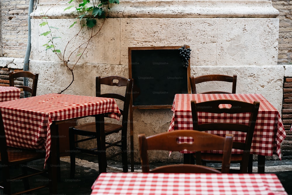 Un restaurante con mesas y sillas a cuadros rojos y blancos