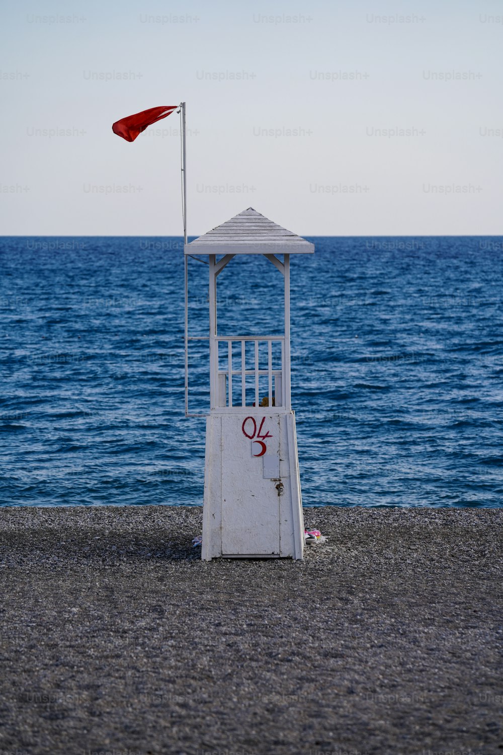 Ein Rettungsschwimmerturm am Strand neben dem Meer