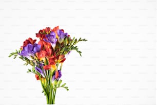 Un vase rempli de nombreuses fleurs colorées