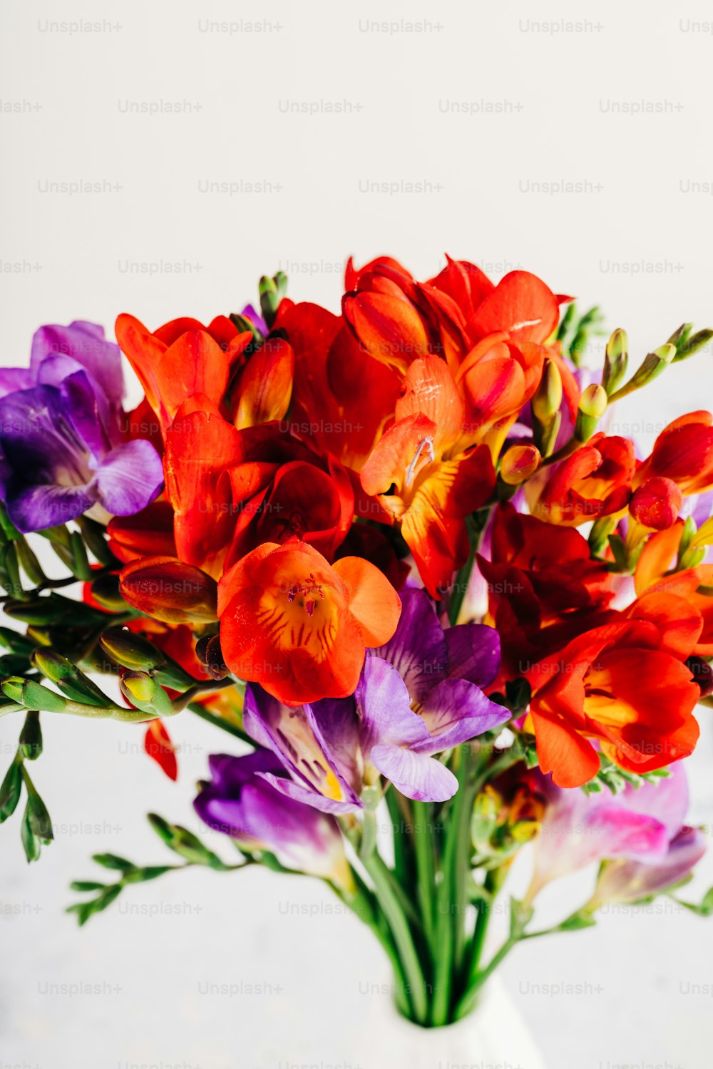 Un vase rempli de fleurs colorées sur une table