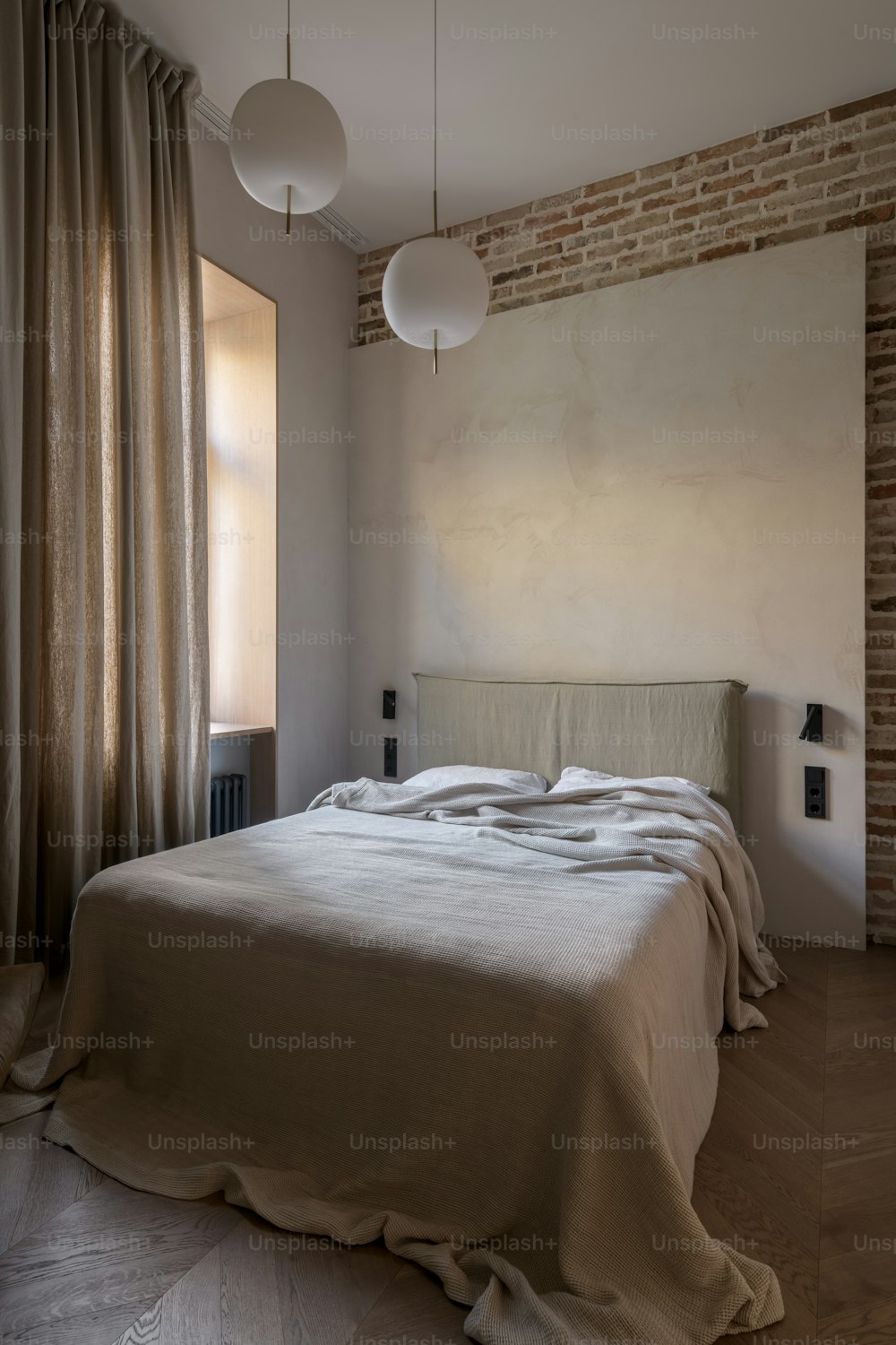 침대와 벽돌 벽이있는 침실