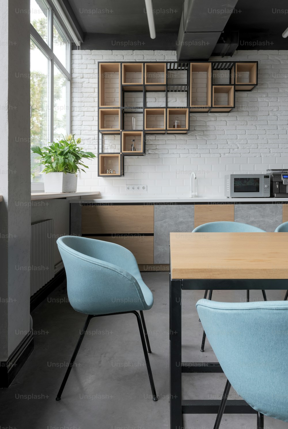 uma cozinha com mesa, cadeiras e micro-ondas