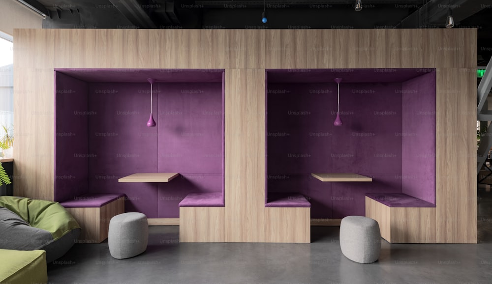 Une chambre avec des murs violets et un canapé vert