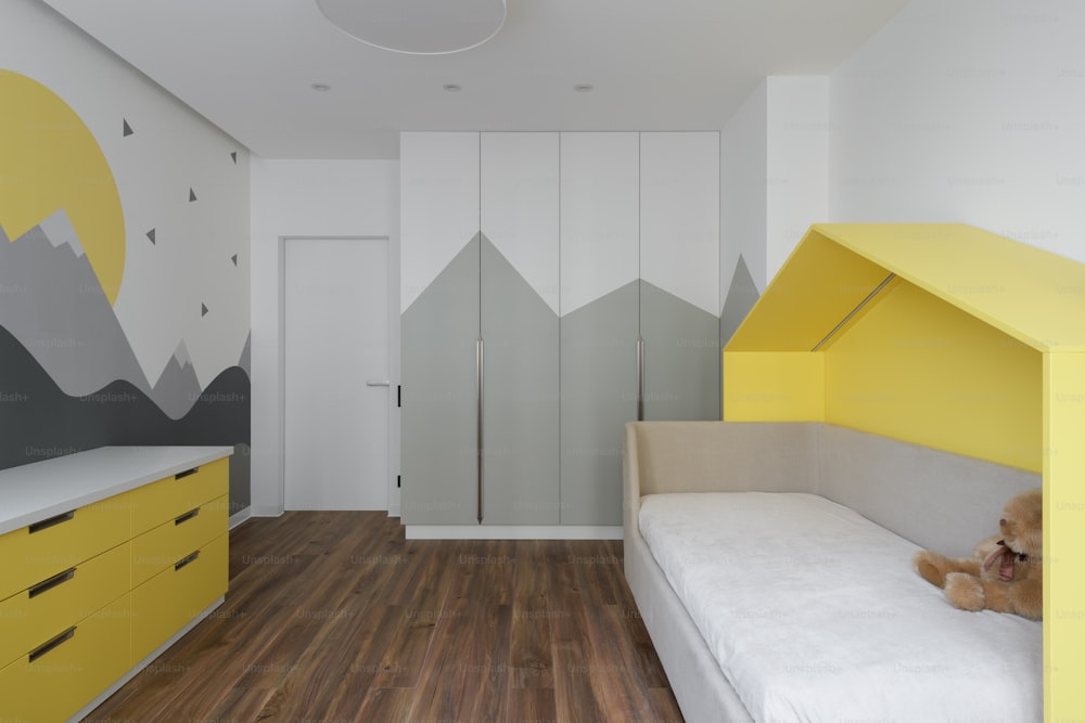 une chambre avec un lit, une commode et une armoire jaune