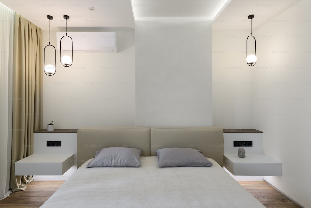 ein Schlafzimmer mit einem Bett und zwei Lampen