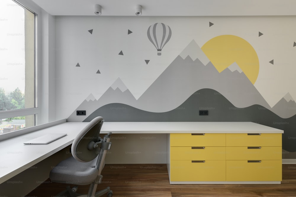 una habitación con un escritorio, una silla y una pintura en la pared