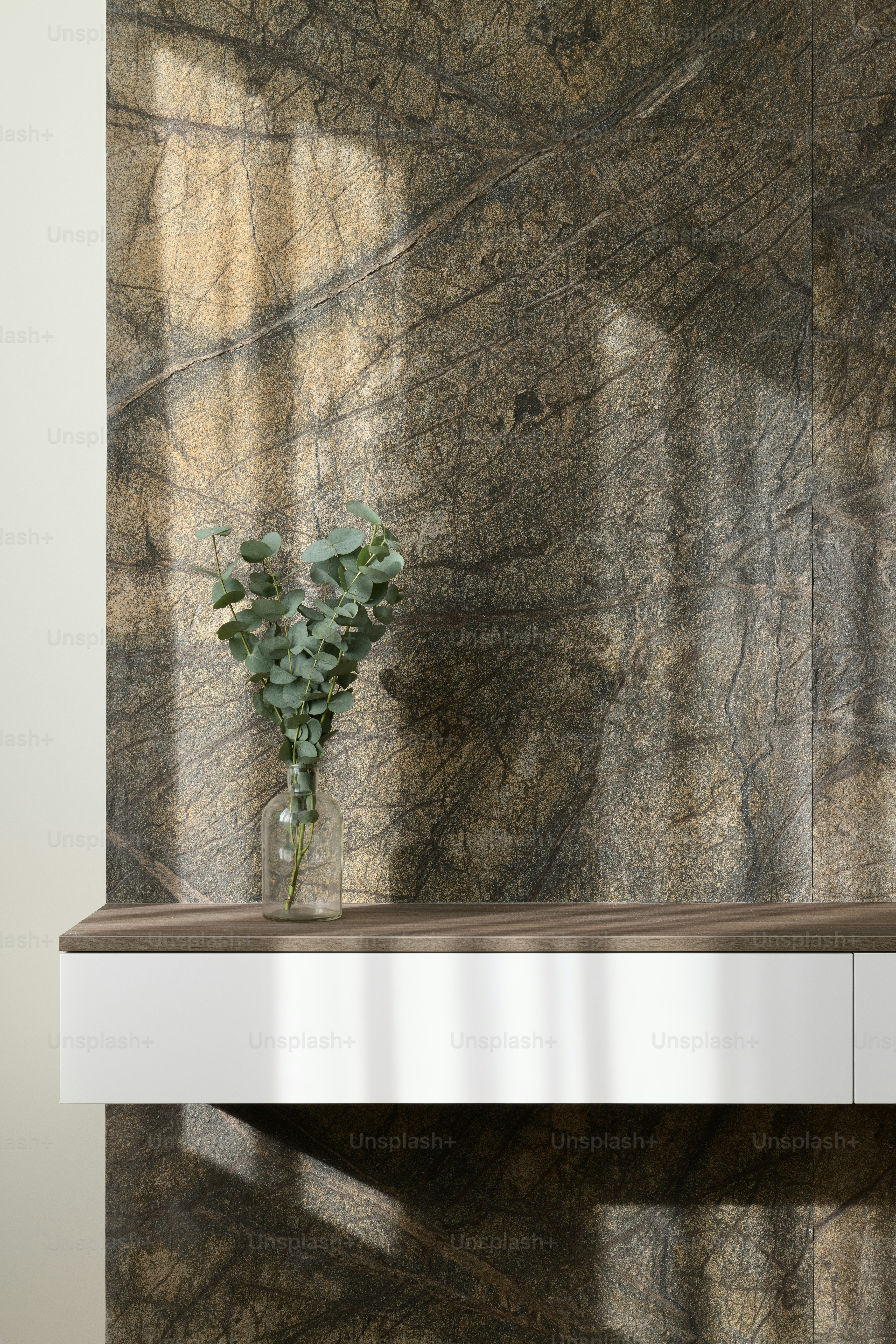 eine Vase mit einigen Blumen auf einem Regal