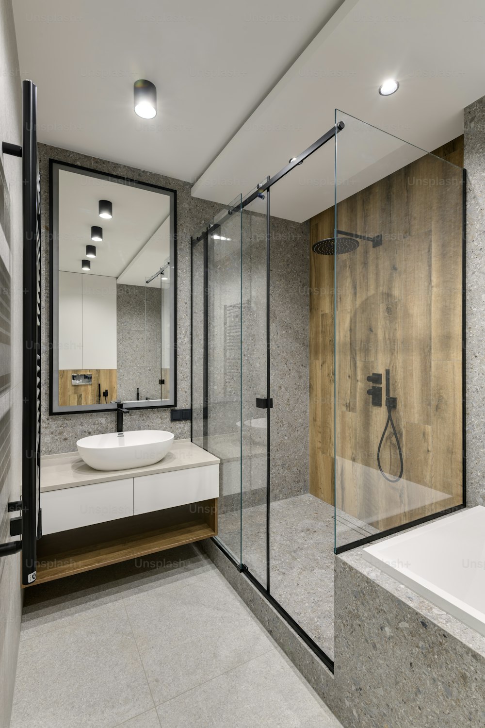 ein Badezimmer mit Waschbecken, Spiegel und Badewanne