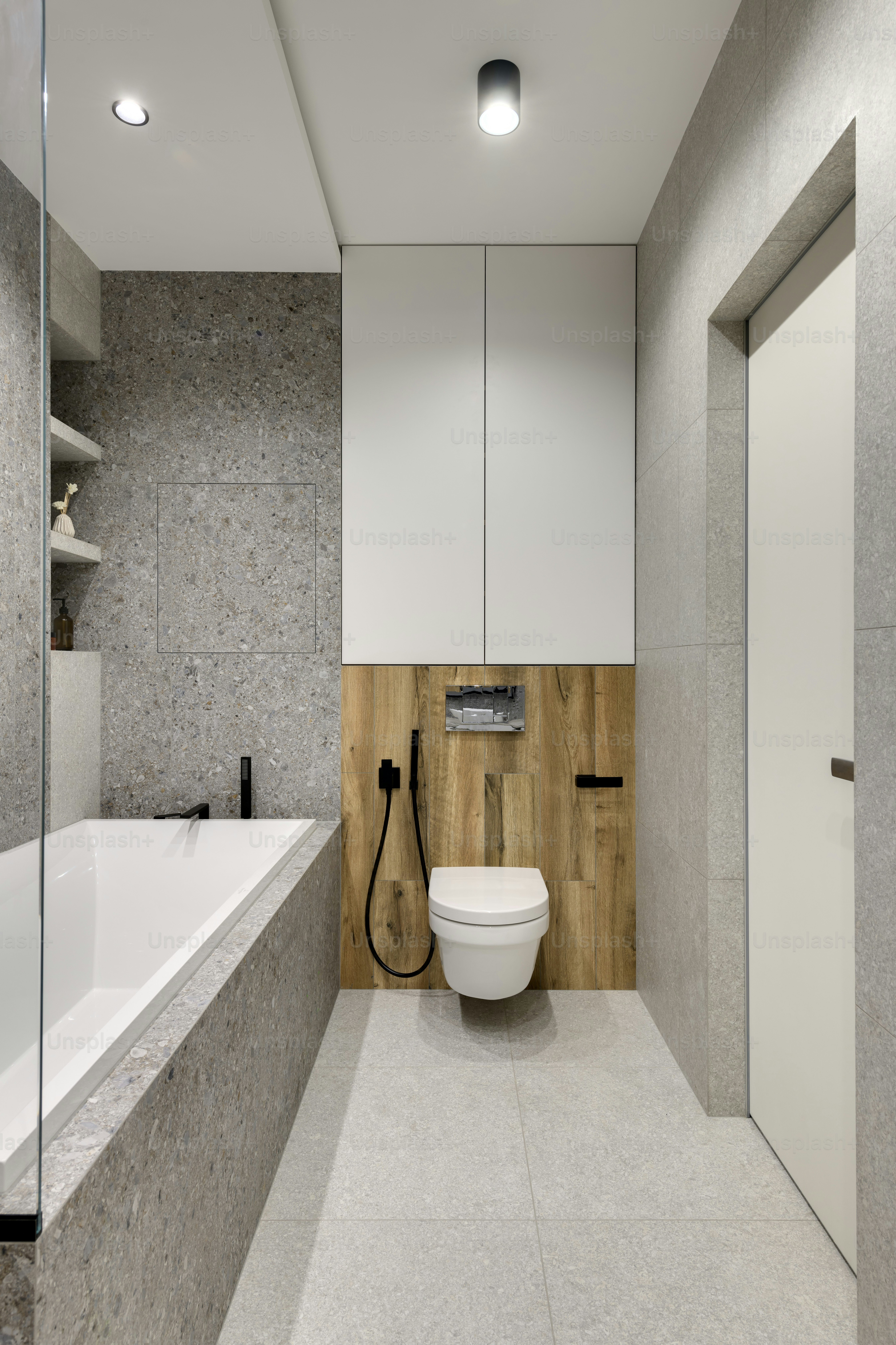 uma casa de banho com um WC e uma banheira