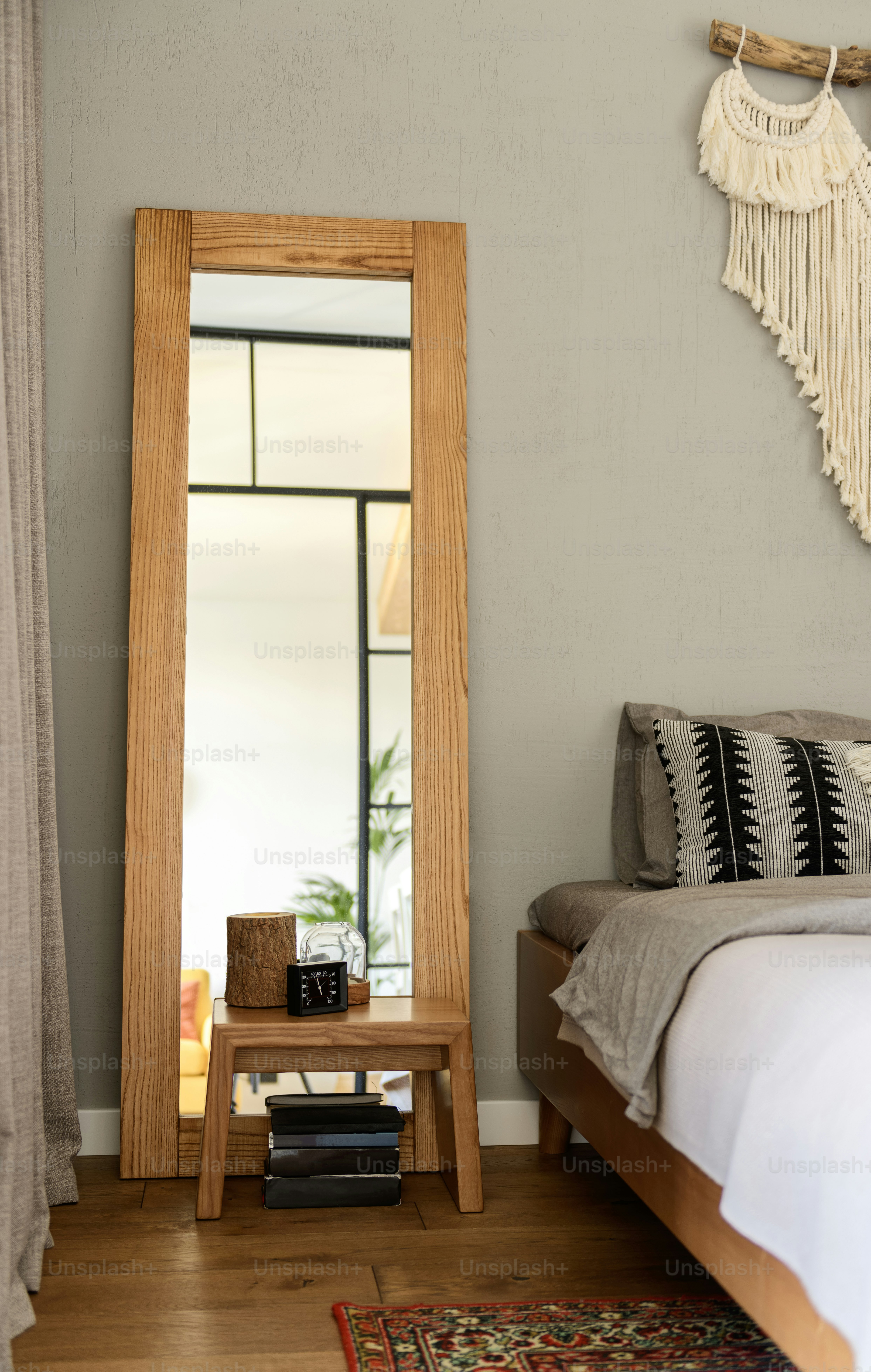 ベッドと大きな鏡のあるベッドルーム