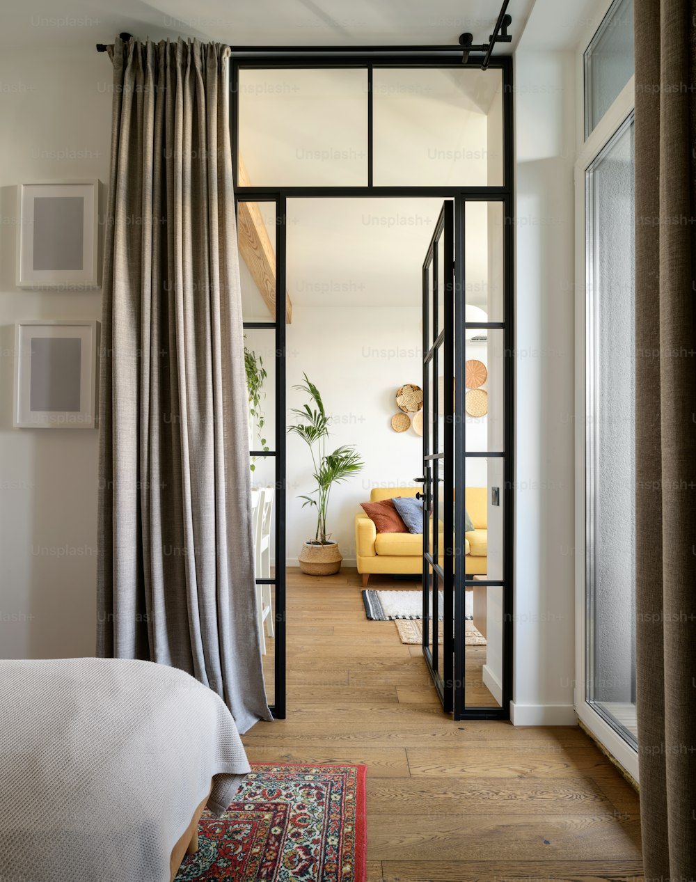 une chambre avec un lit, une chaise et une fenêtre