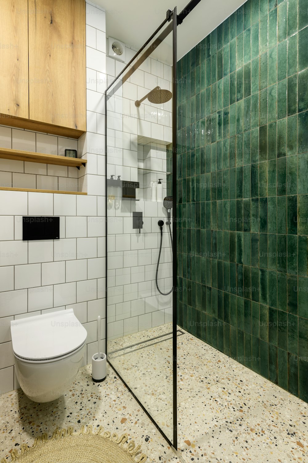 une salle de bain avec toilettes et douche
