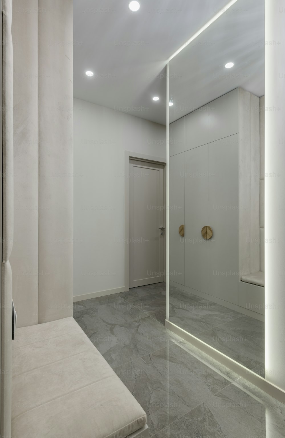벤치와 대형 거울이있는 흰색 방