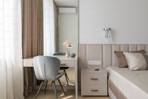 une chambre avec un lit, un bureau et une chaise