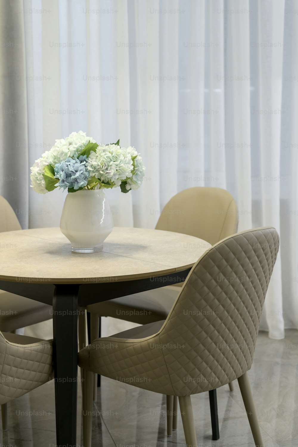uma mesa com um vaso de flores em cima dela