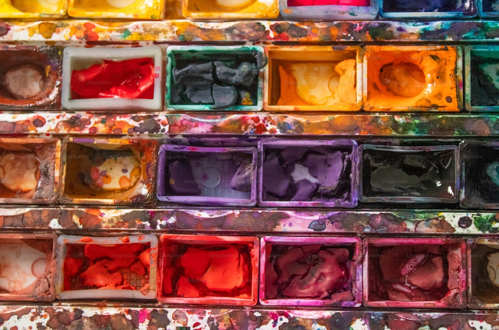 Un primer plano de muchos colores diferentes de pintura