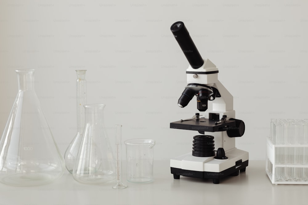 un microscope posé sur une table