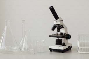 un microscope posé sur une table