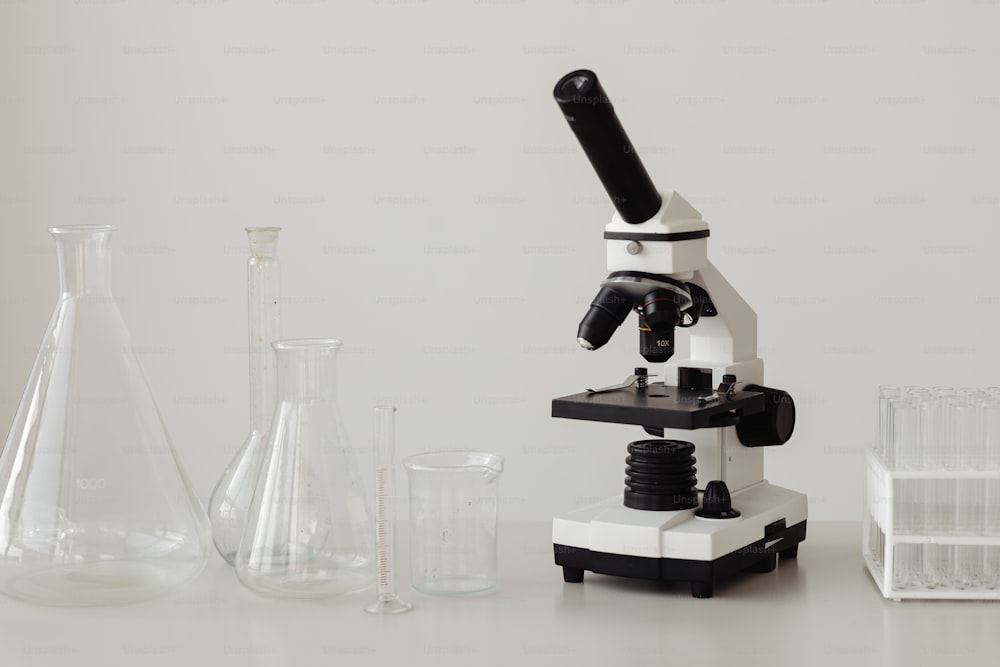 Ein Mikroskop sitzt auf einem Tisch