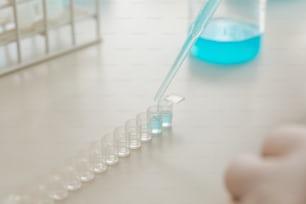 un laboratorio lleno de tubos de ensayo llenos de líquido