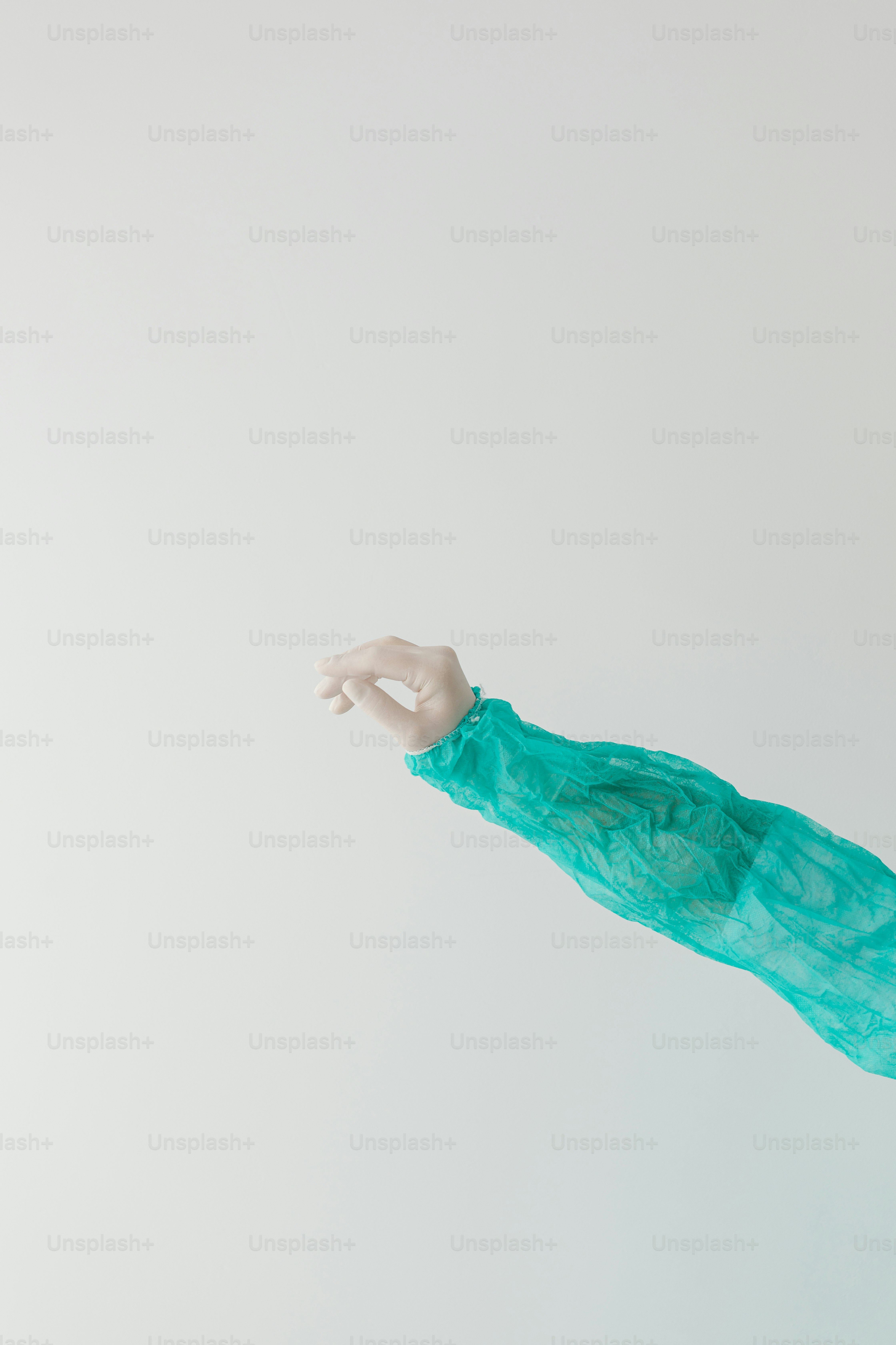 un manichino bianco che indossa una camicia blu