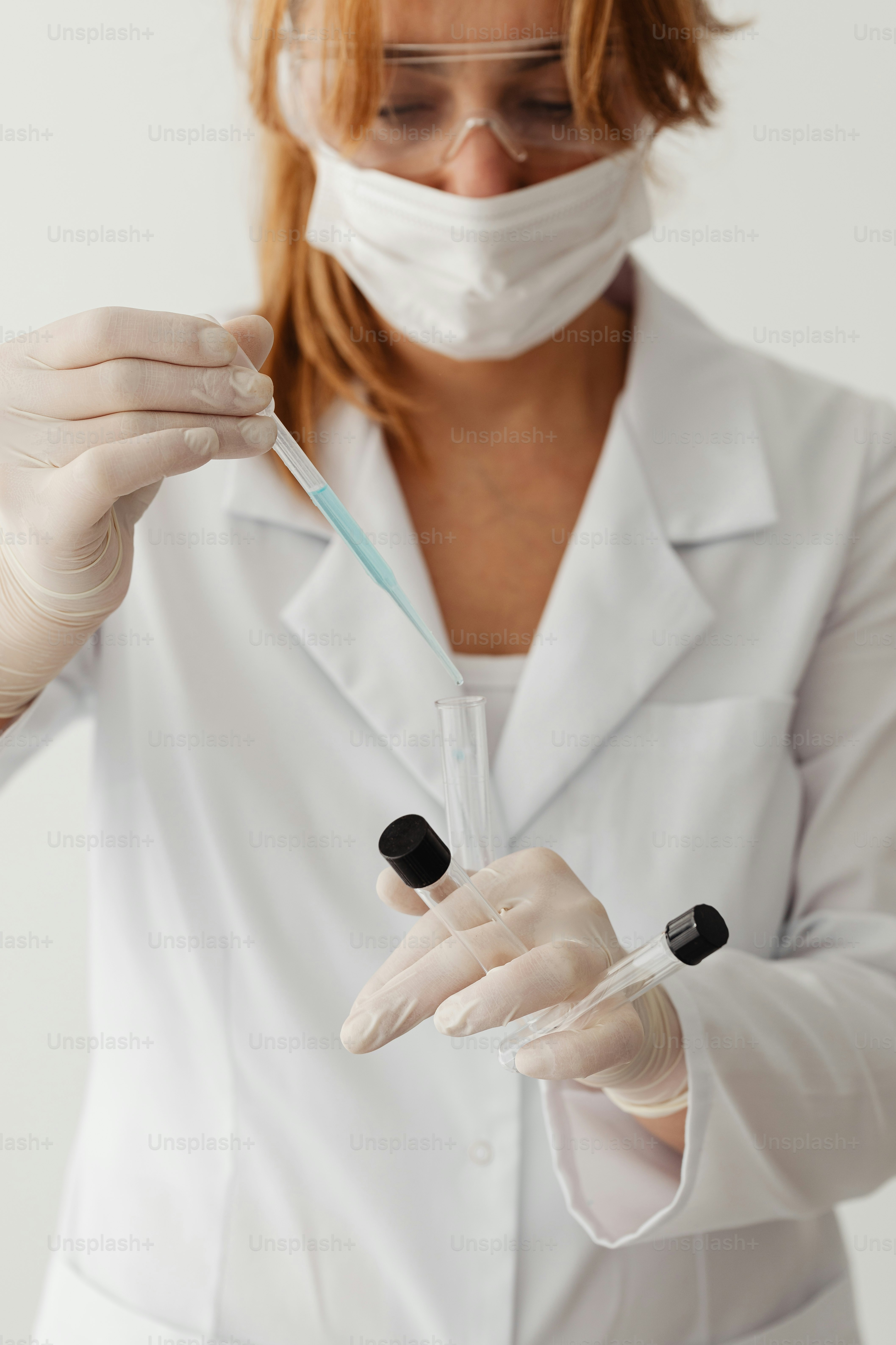 Una mujer con una bata blanca de laboratorio sosteniendo un tubo