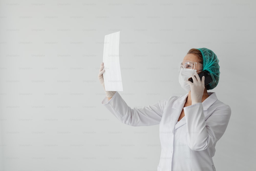 Une femme en blouse blanche tenant un morceau de papier