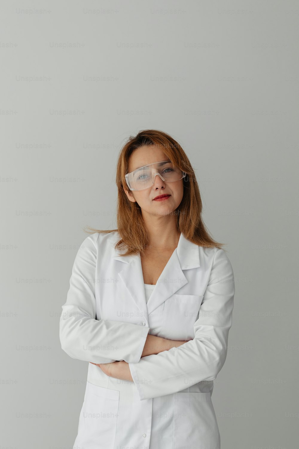 흰색 실험실 코트와 안경을 쓴 여자