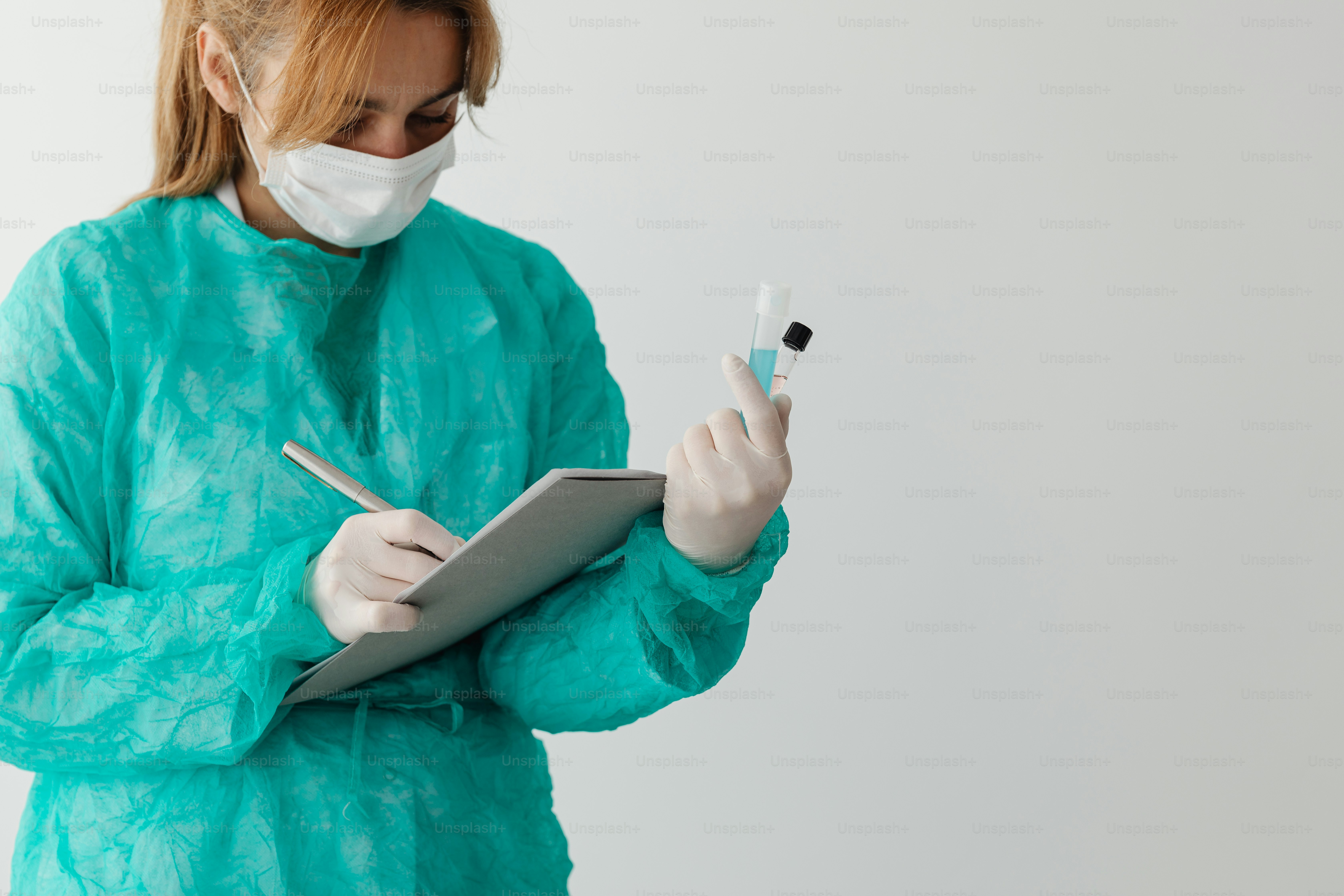 una donna che indossa una maschera facciale che scrive su un blocco appunti