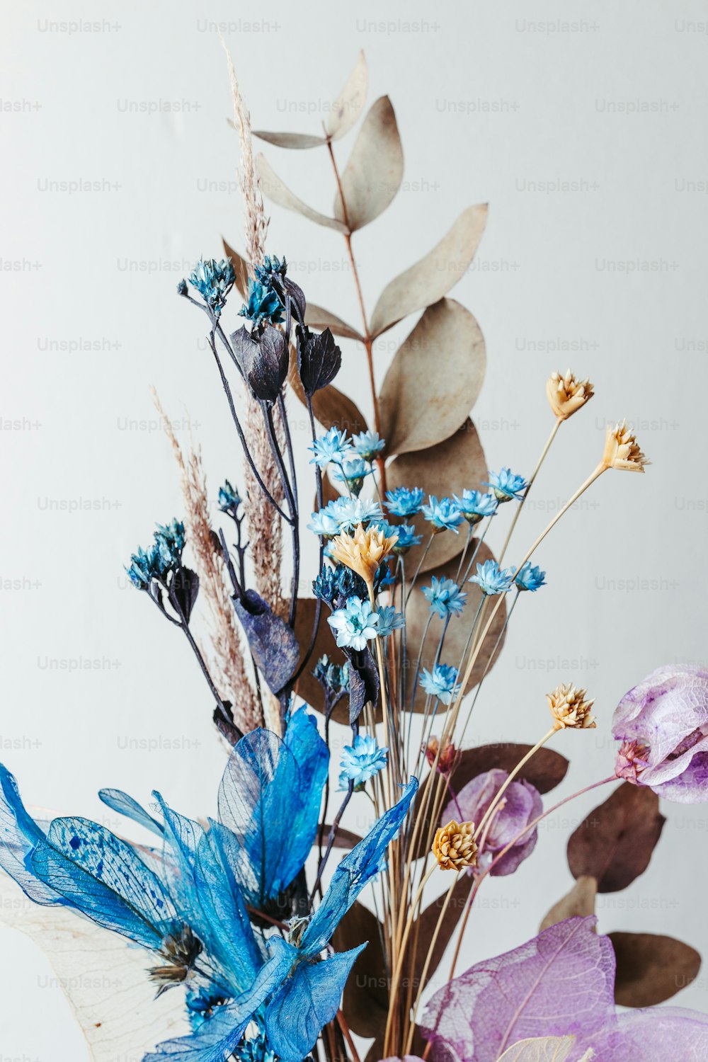 un vaso pieno di fiori blu e viola