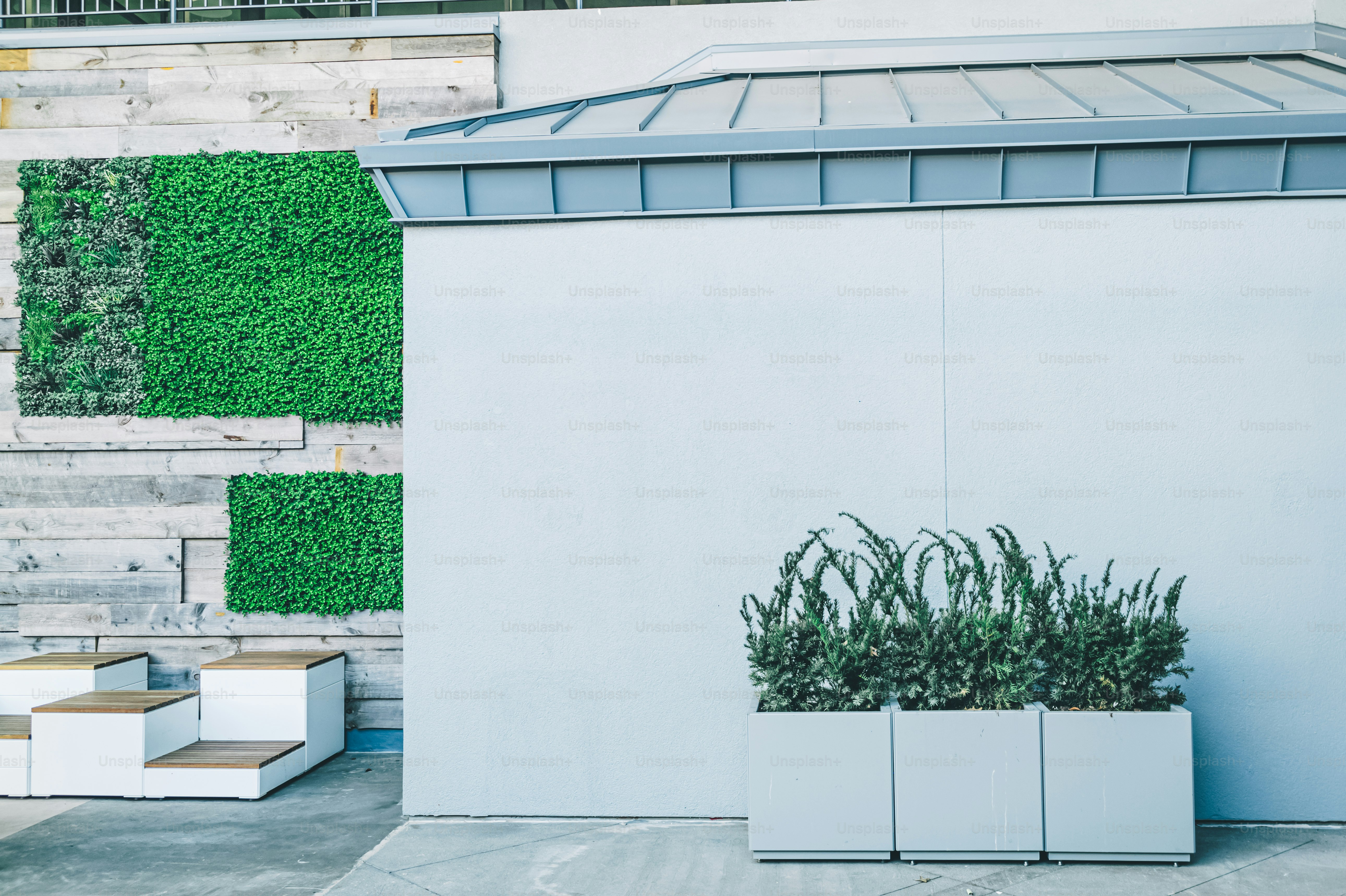 un bâtiment blanc avec une jardinière sur le côté