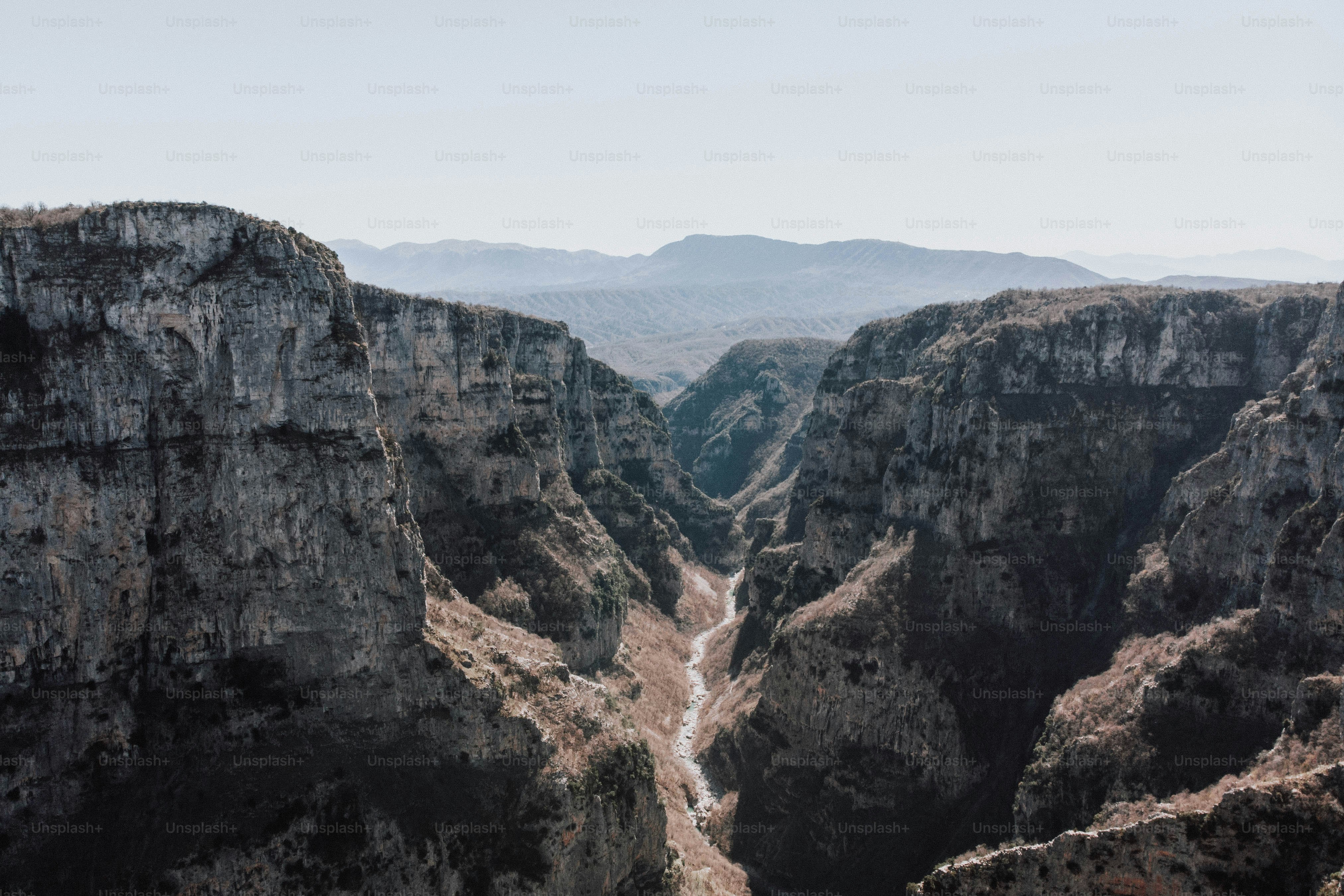Blick auf einen Canyon von einem hohen Standpunkt aus